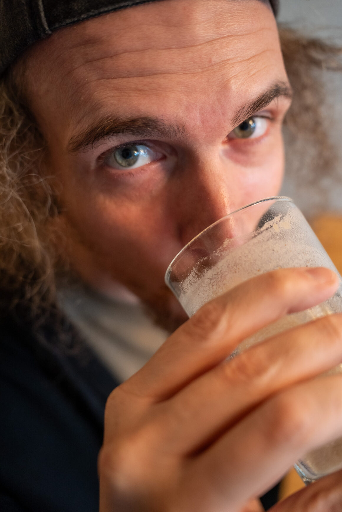 Yannick probiert einen veganen Proteinshake aus dem Glas beim Test der Biogena Sports Vegan Protein Sticks