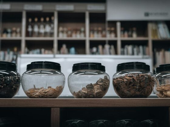 Gläser mit getrockneten Kräutern und Rindenstücken in einer asiatischen Apotheke