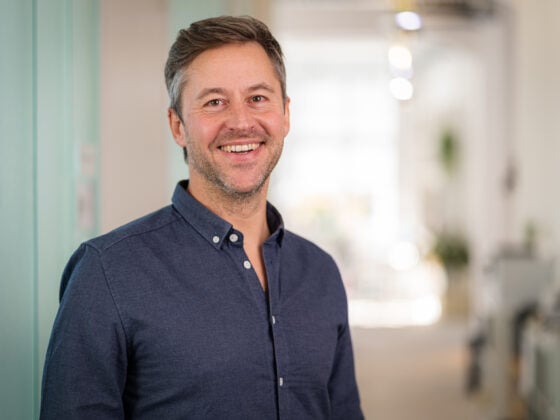 Florian Henle, Gründer und Geschäftsführer von Polarstern Energie, im Portrait mit dunkelblauem Hemd im Büro