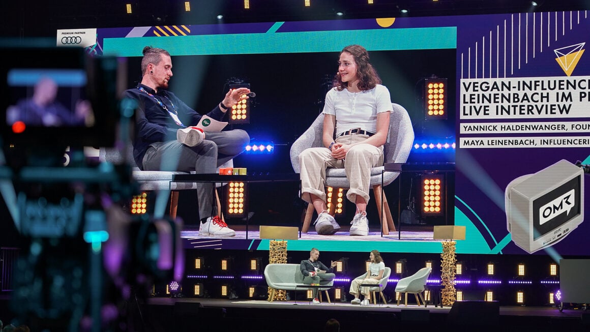 Yannick Haldenwanger und Maya Leinenbach im Live-Interview auf der OMR Festival Bühne 2022