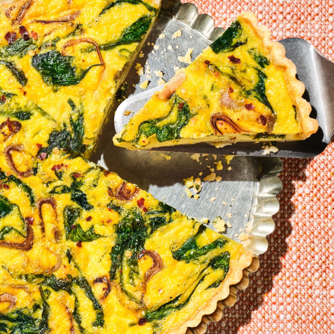 Veganes Omelett aus JUST Egg mit Spargel, Champignons und Spinat, bestreut mit Schnittlauch