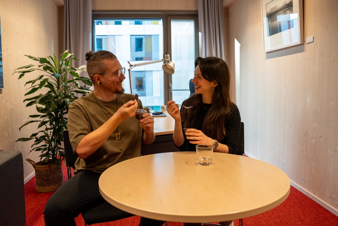 Dr. Zoe Mayer und Yannick vom Plantbased Podcast essen gemeinsam Pudding mit Gabeln im Bundestag