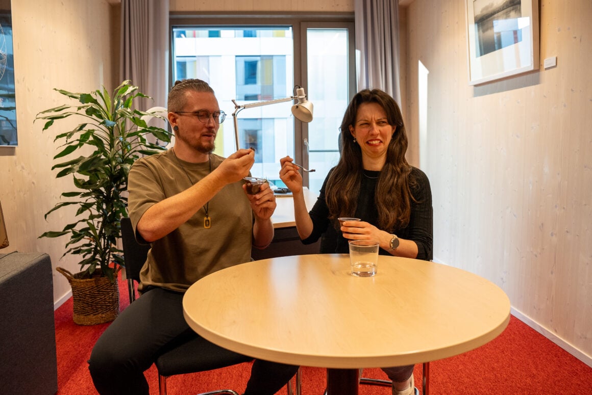Zoe Mayer und Yannick essen Pudding mit Gabeln und lachen im Interview