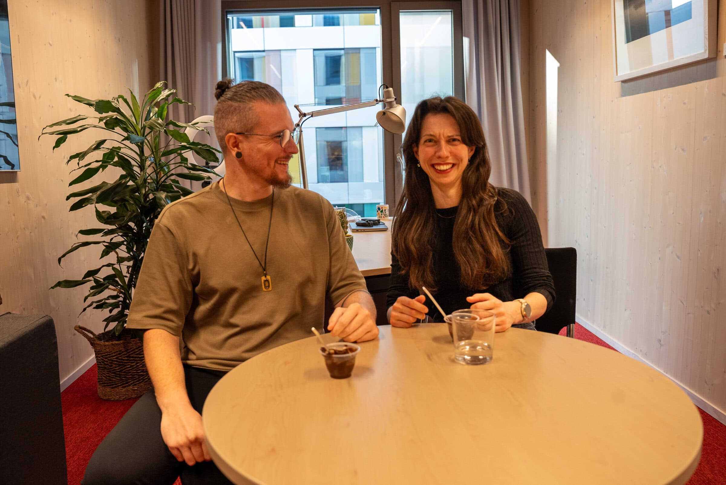 Dr. Zoe Mayer im Gespräch über Tierschutz und Veganismus bei einem Interview.
