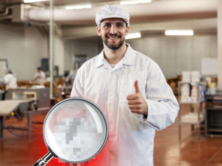 Mitarbeiter in einem deutschen Schlachthof mit Lupe – Symbol für Transparenz und Überwachung der Schlachtindustrie