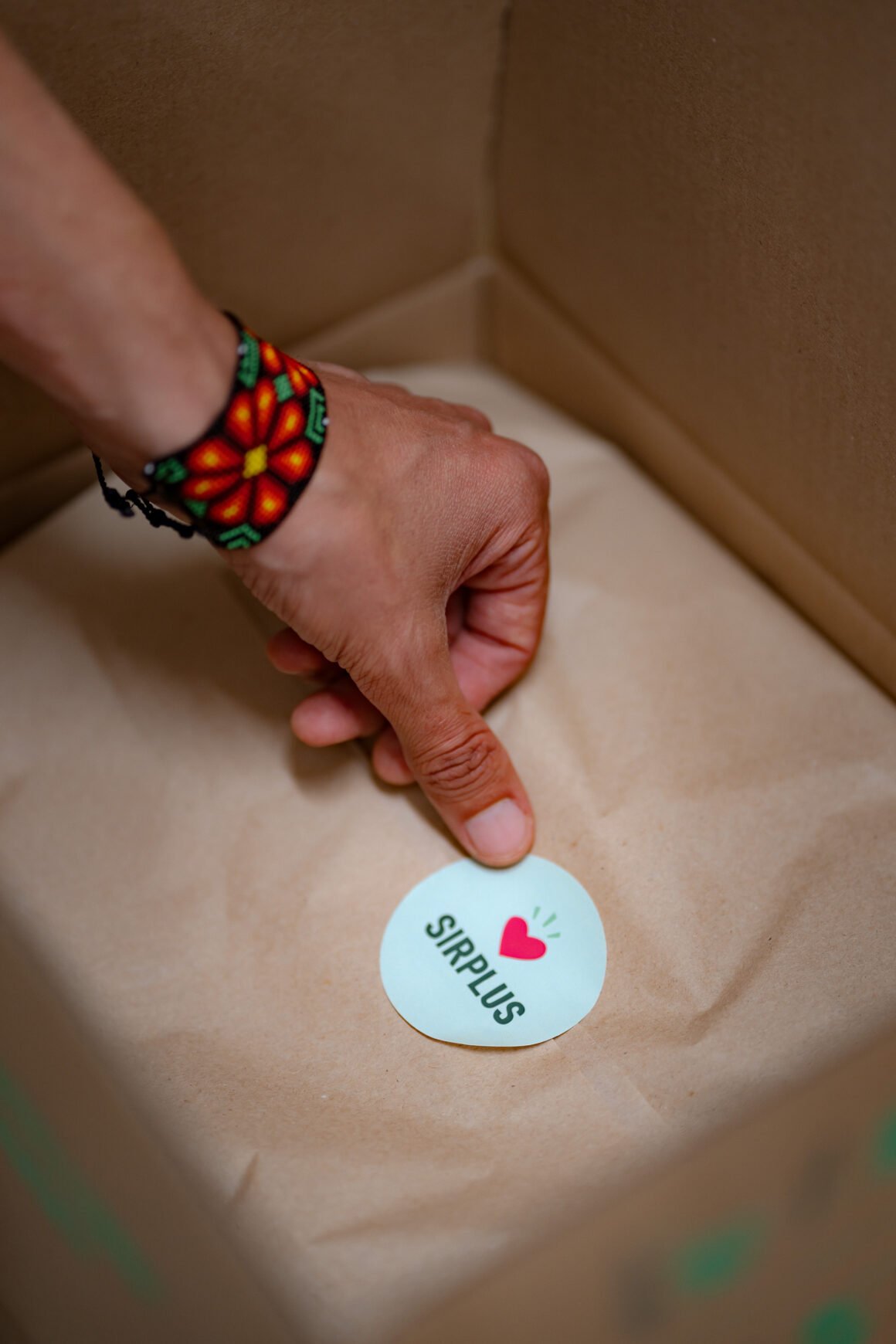 SirPlus Box mit liebevollem Sticker