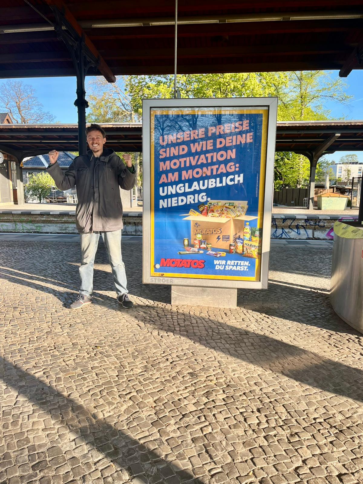 SirPlus Gründer Raphael Fellmer vor dem Motatos Plakat
