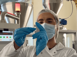 Bill Kaulitz entwickelt die vegane BillPill Recovery im Labor