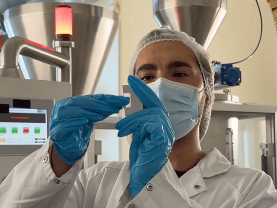 Bill Kaulitz entwickelt die vegane BillPill Recovery im Labor