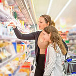 Vegane Käse 2026: Welche Marken wirklich schmelzen, streichen und reiben Mutter und Tochter kaufen veganen Käse im Supermarkt