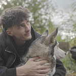 Nathan Goldblat: „Was ich in Rumänien gesehen habe, hat mich zerstört" Nathan Goldblat im Interview über seine ProSieben-Doku Die Hunde-Mafia, hier mit gerettetem Husky-Mix aus rumänischer Tötungsstation.