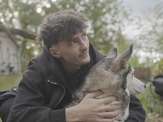 Nathan Goldblat im Interview über seine ProSieben-Doku Die Hunde-Mafia, hier mit gerettetem Husky-Mix aus rumänischer Tötungsstation.
