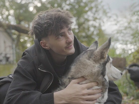 Nathan Goldblat im Interview über seine ProSieben-Doku Die Hunde-Mafia, hier mit gerettetem Husky-Mix aus rumänischer Tötungsstation.