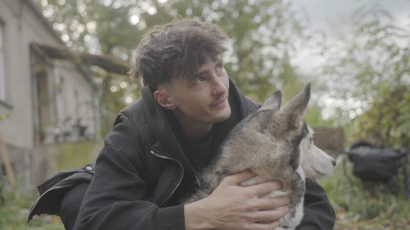 Nathan Goldblat im Interview über seine ProSieben-Doku Die Hunde-Mafia, hier mit gerettetem Husky-Mix aus rumänischer Tötungsstation.