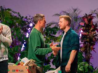 Raphael Fellmer von SIRPLUS pitcht bei "The Green Deal" seine Idee für eine Welt ohne Lebensmittelverschwendung