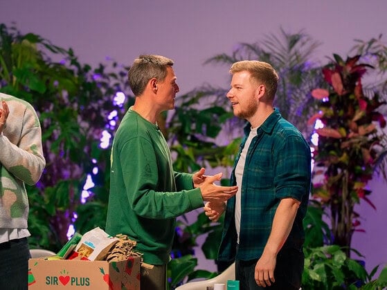 Raphael Fellmer von SIRPLUS pitcht bei "The Green Deal" seine Idee für eine Welt ohne Lebensmittelverschwendung