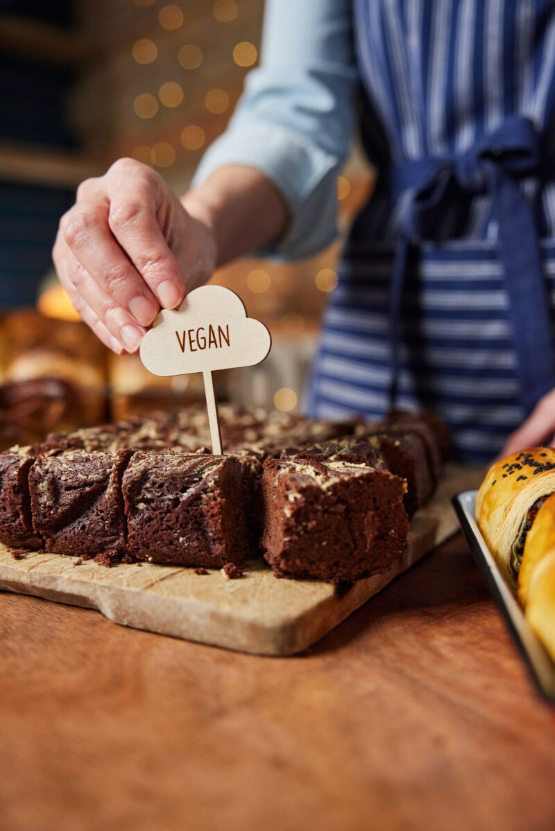 Veganer Schokokuchen mit Schokolade frisch gebacken 2