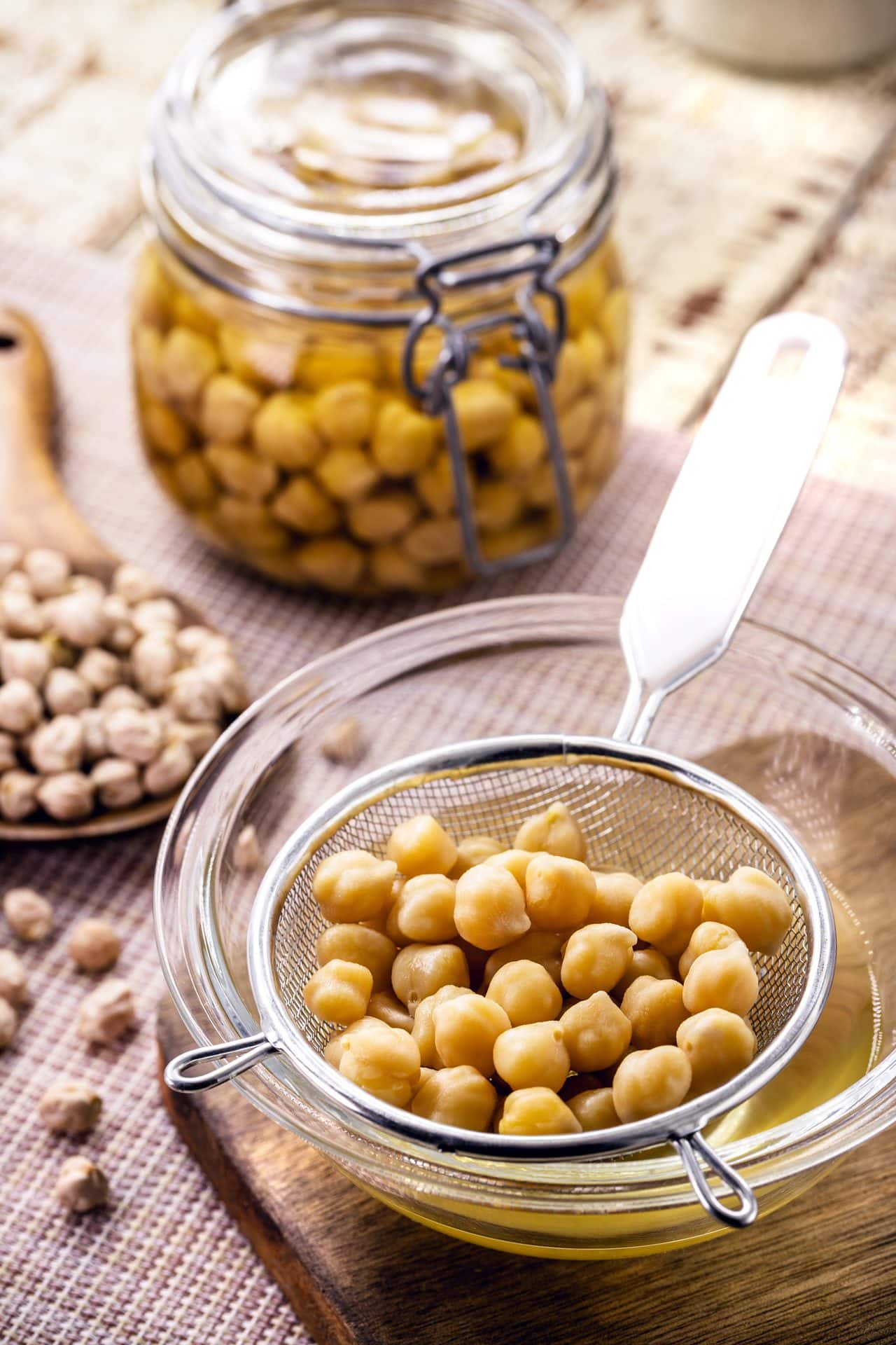 Aquafaba aus Kichererbsen-Dose wird gesiebt als veganer Eier-Ersatz