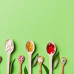 Vegane Vitamine: der komplette Guide zu B12, D3, K2, B6, Folat, A, C, E und mehr Vegane Vitamine in Form von Lebensmitteln und Supplementen: Beeren, Avocado, Algenöl-Kapseln, Vitamin-D-Tropfen