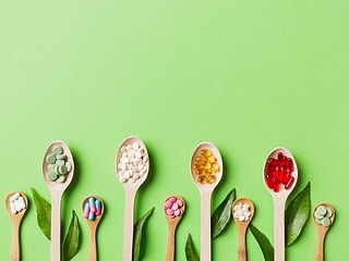 Vegane Vitamine in Form von Lebensmitteln und Supplementen: Beeren, Avocado, Algenöl-Kapseln, Vitamin-D-Tropfen