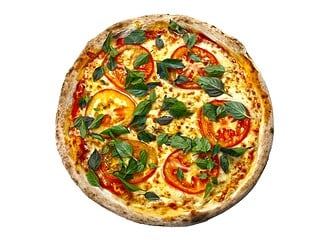Vegane Tiefkühl-Pizza Margherita auf Pizzastein, knuspriger Teig mit Tomatensauce und veganem Käse