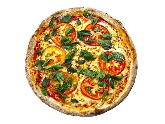 Vegane Tiefkühl-Pizza Margherita auf Pizzastein, knuspriger Teig mit Tomatensauce und veganem Käse