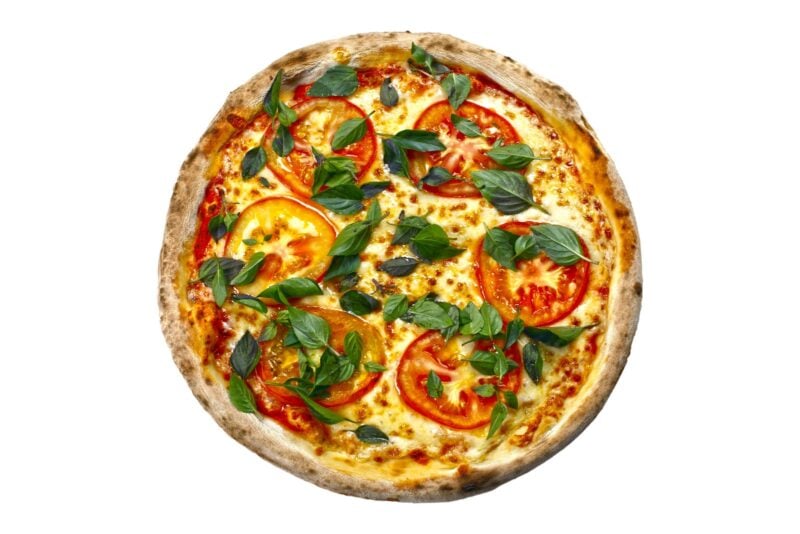 Vegane Tiefkühl-Pizza Margherita auf Pizzastein, knuspriger Teig mit Tomatensauce und veganem Käse