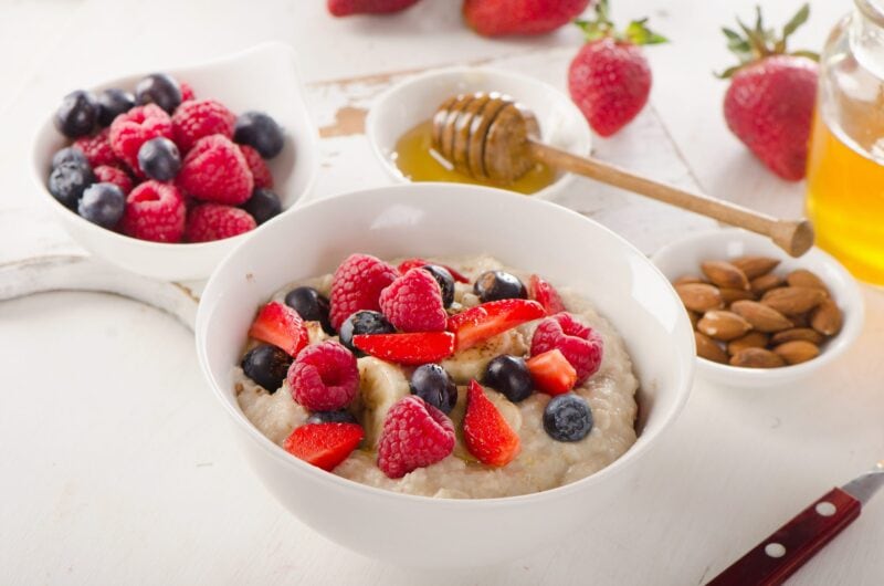 Haferflocken-Porridge mit Beeren als veganes Frühstück