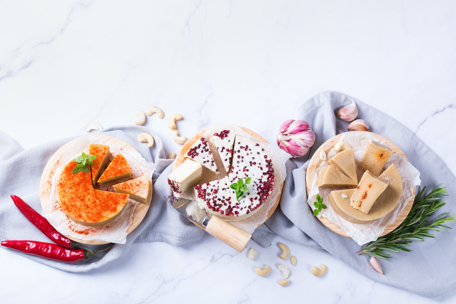 Veganer Cashew-Käse cremig in Schale, Manufakturen-Qualität nahe an klassischem Reifekäse