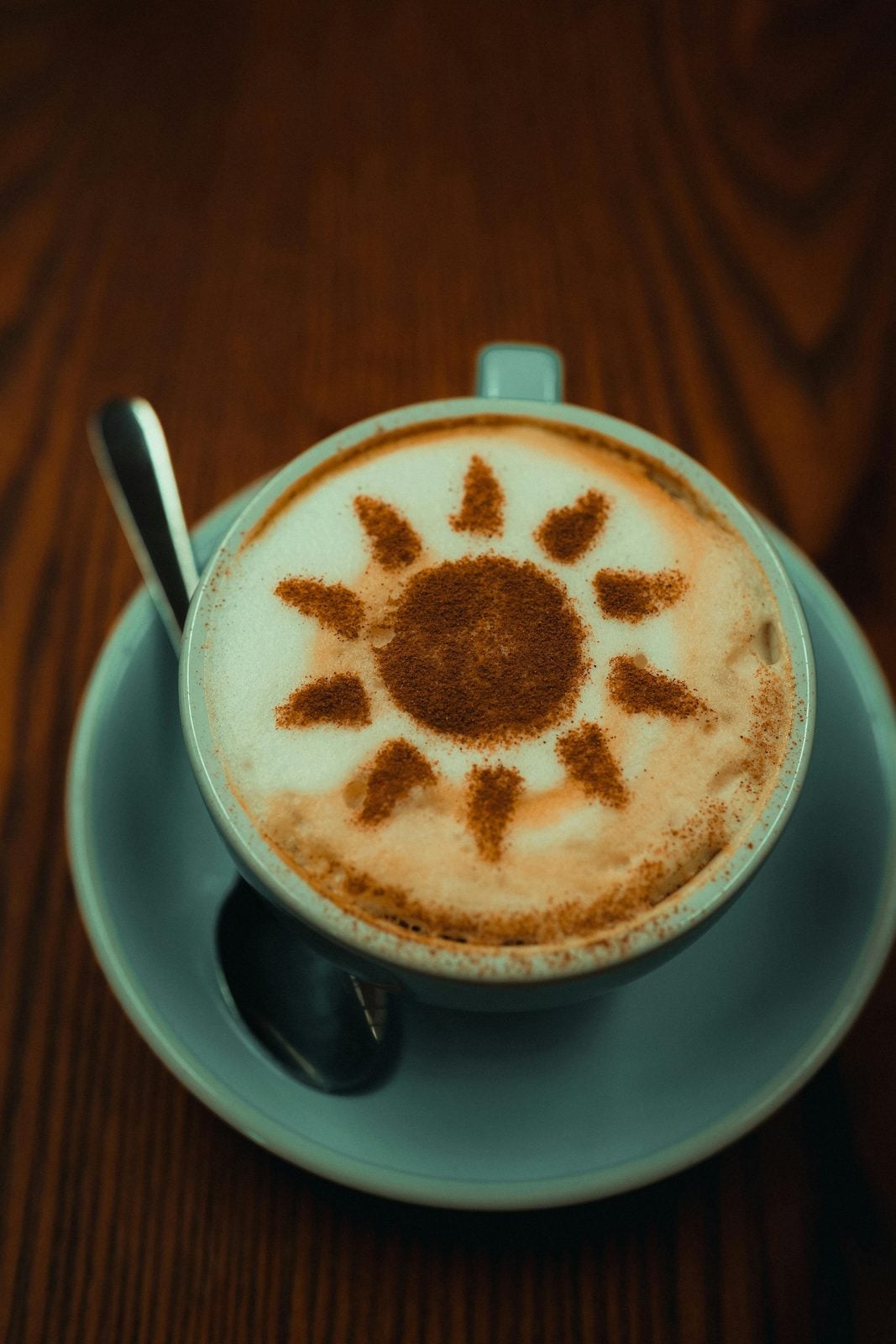 Cappuccino mit Hafermilch-Schaum und Latte Art von oben fotografiert