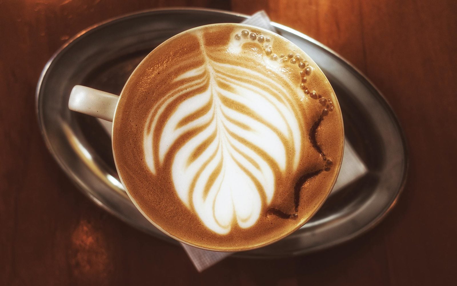 Schwarzer Espresso in einer kleinen Tasse, klassischer italienischer Stil