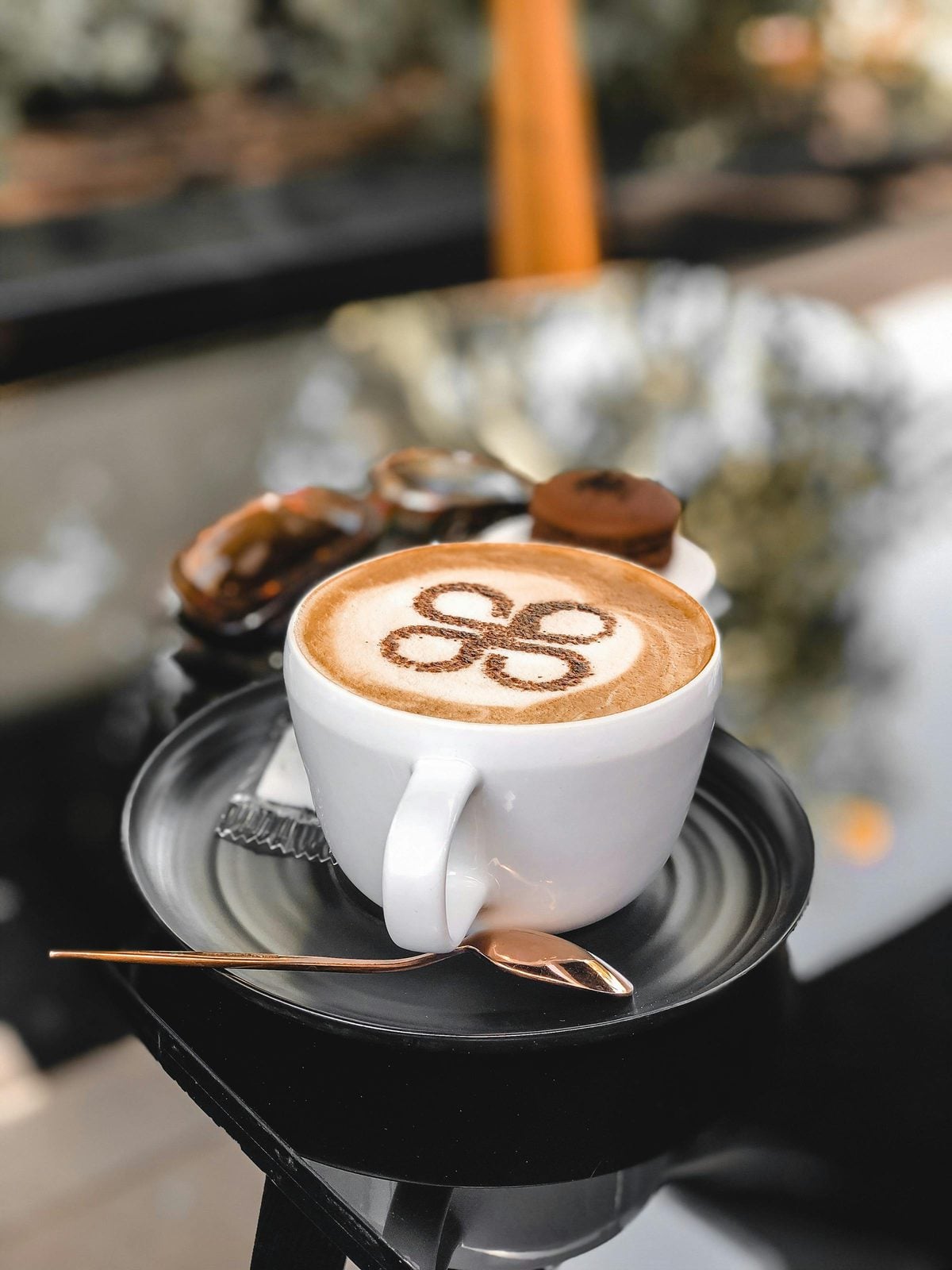 Verschiedene Pflanzenmilch-Tüten neben einer Espresso-Maschine, Cafe-Setup