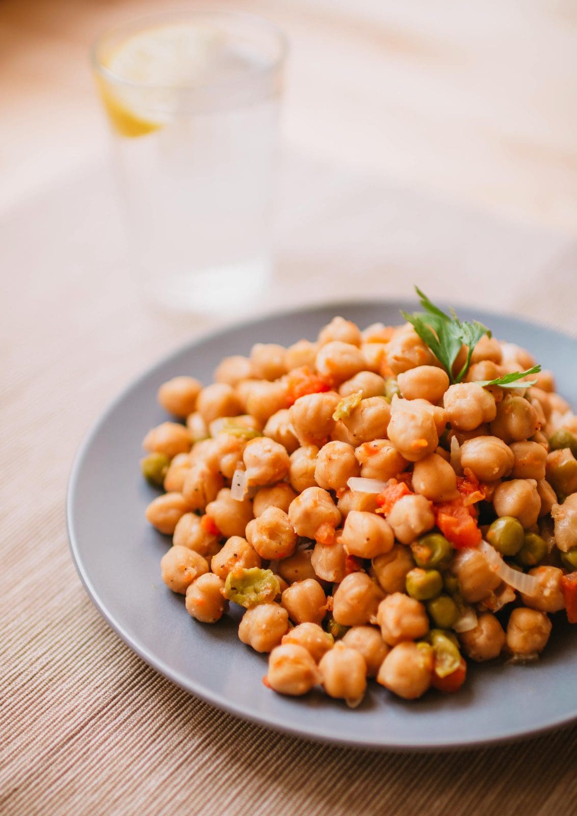 Kichererbsenwasser (Aquafaba) wird durch ein Sieb gegossen, DIY-Vorbereitung für vegane Mayo