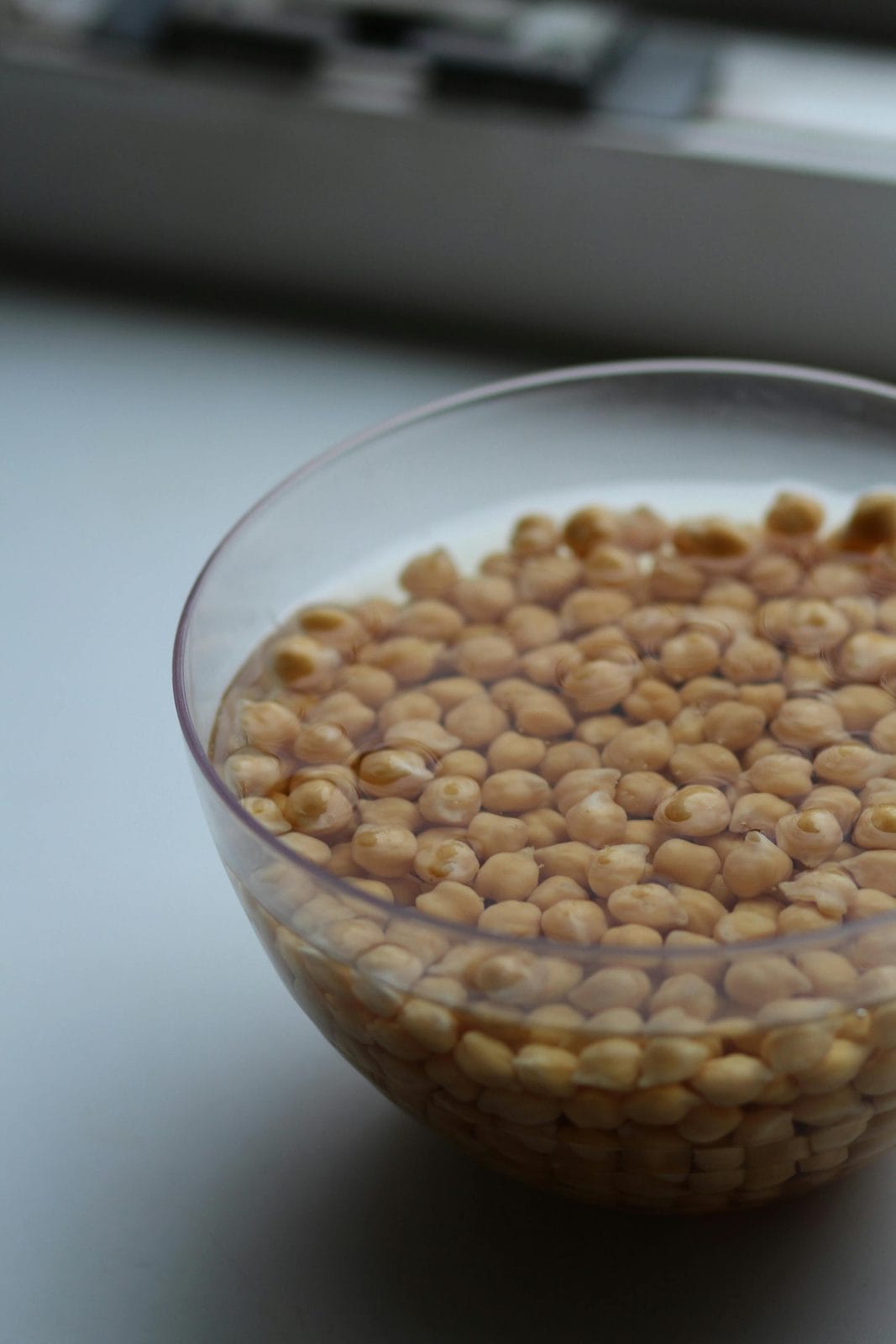 Cremige vegane Mayonnaise in einem Glas, frisch hergestellt mit Aquafaba-Basis