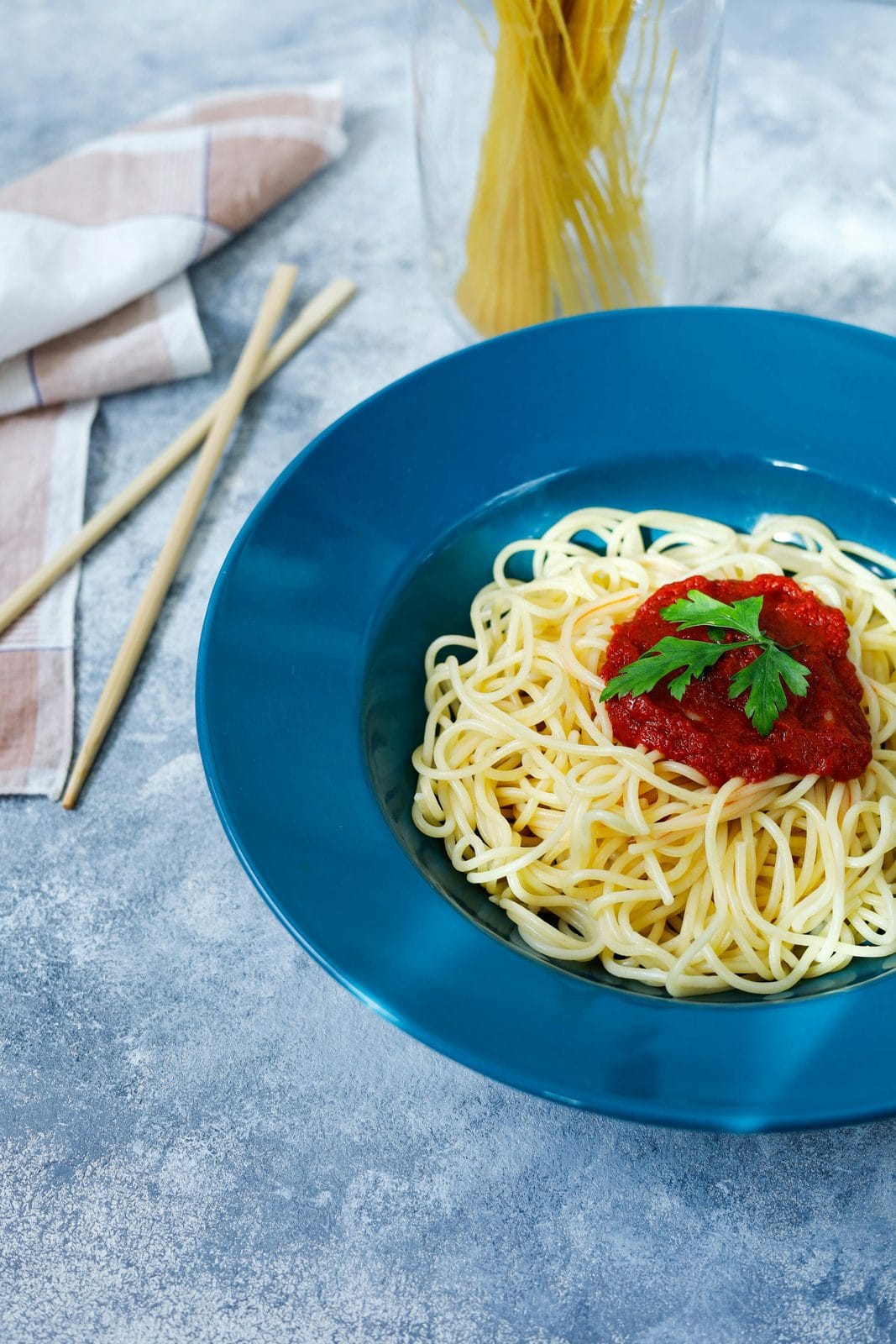 Trockene Spaghetti in einem Glas, klassische italienische Hartweizengrieß-Pasta