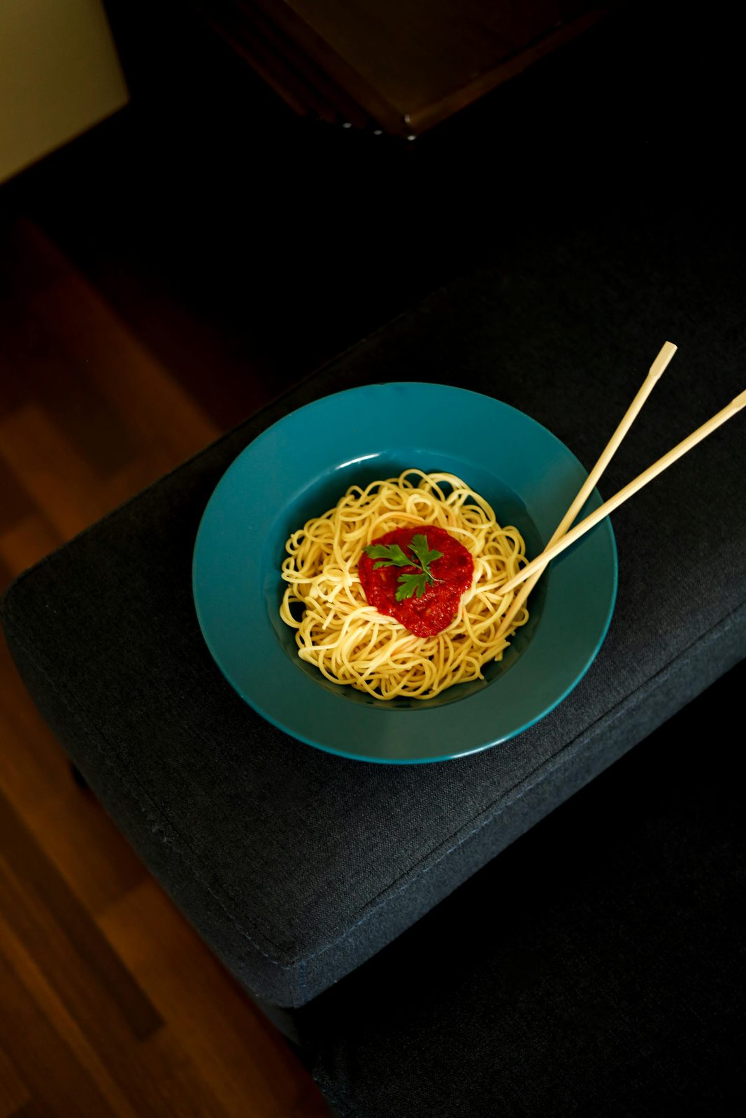 Vegane Pasta mit Tomatensauce und Basilikum, klassische italienische Komposition