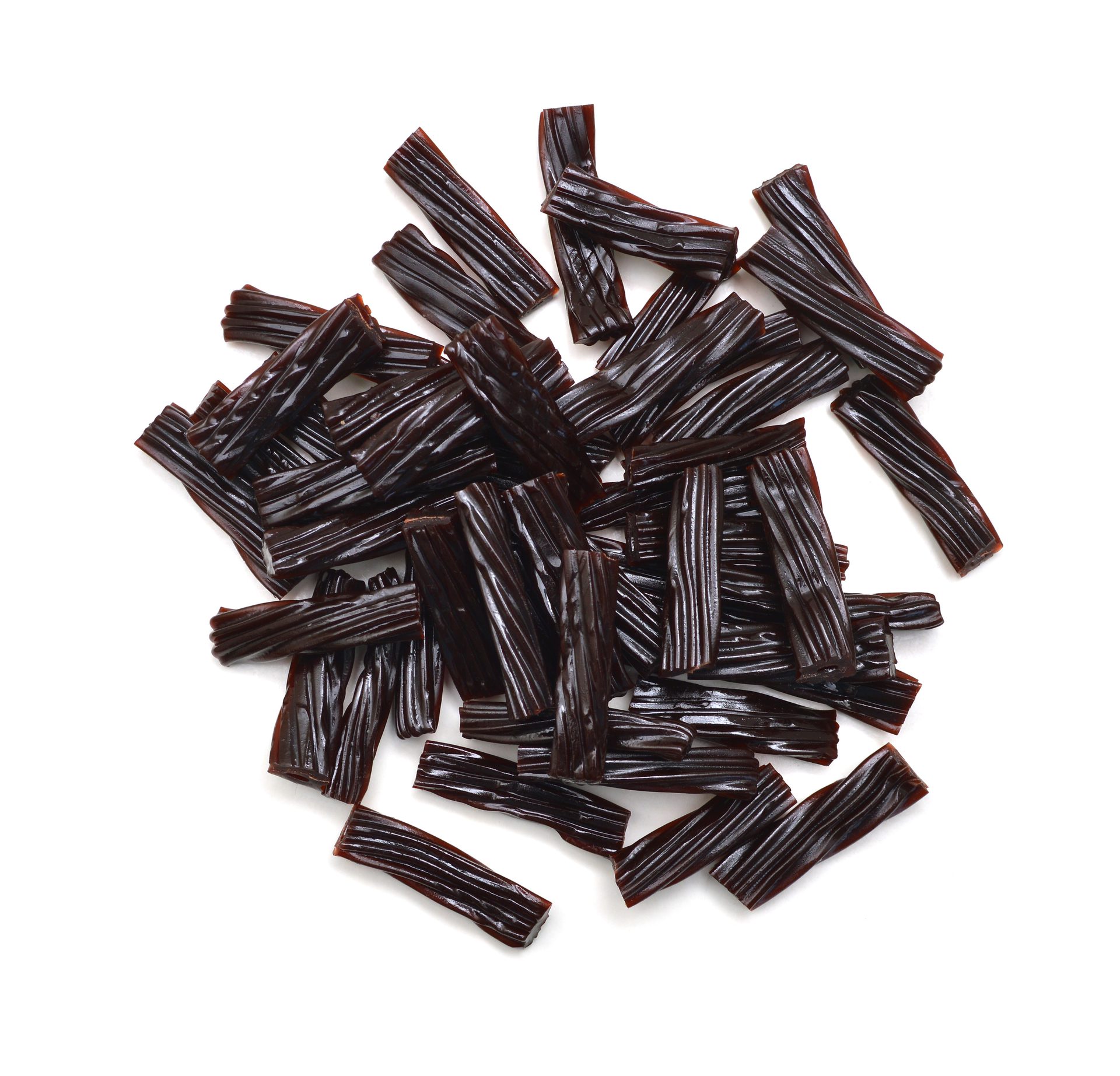 Schwarze Lakritzbonbons auf weißem Hintergrund, klassische Lakritz-Süßigkeit