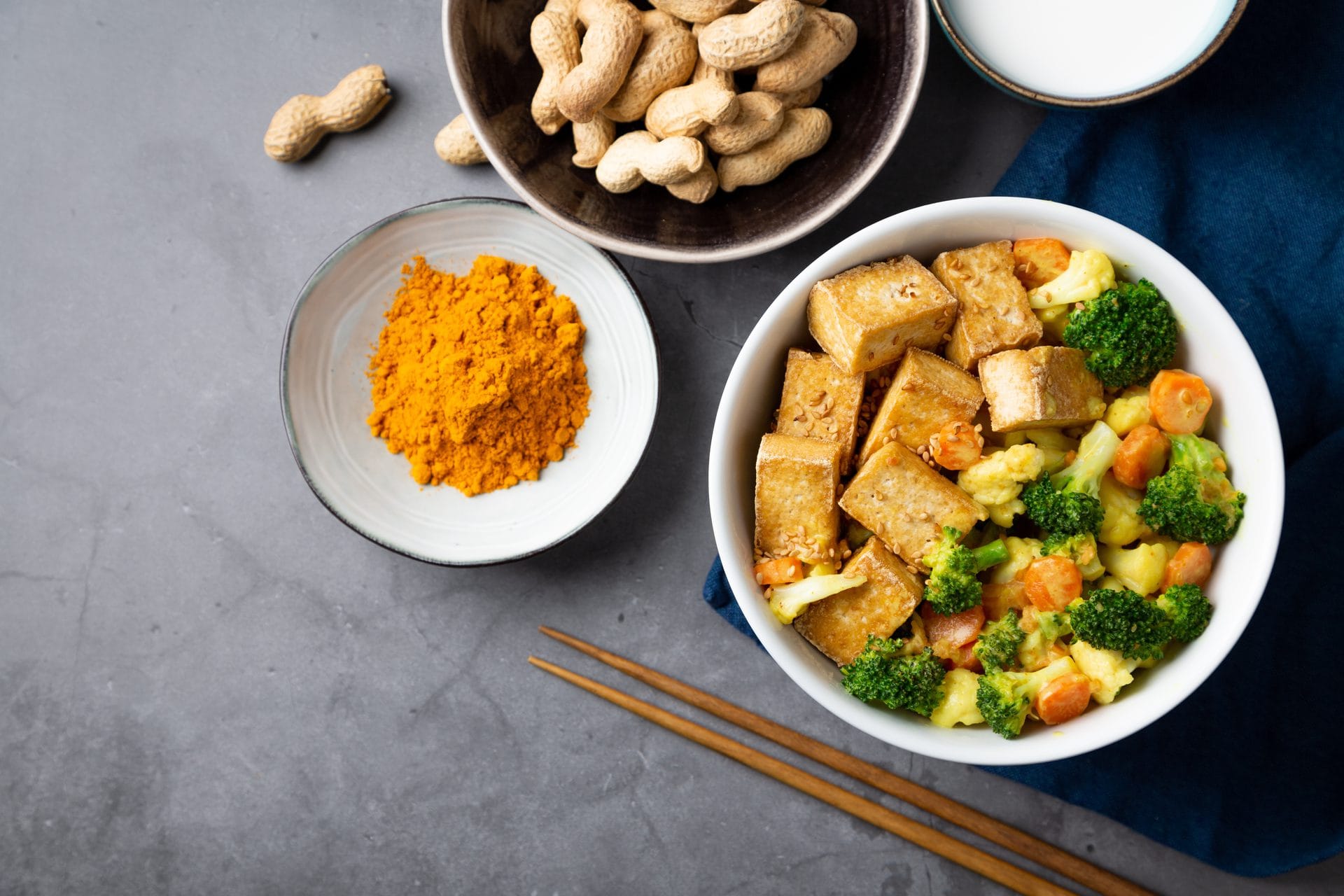 Gebratener Tofu mit Gemüse als pflanzliche Proteinquelle in einer Bowl