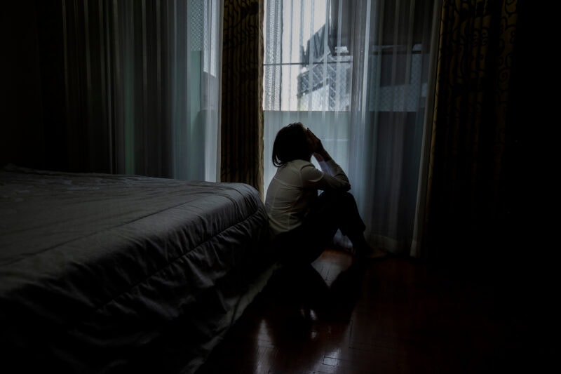Traurige frau im zimmer mit depression2