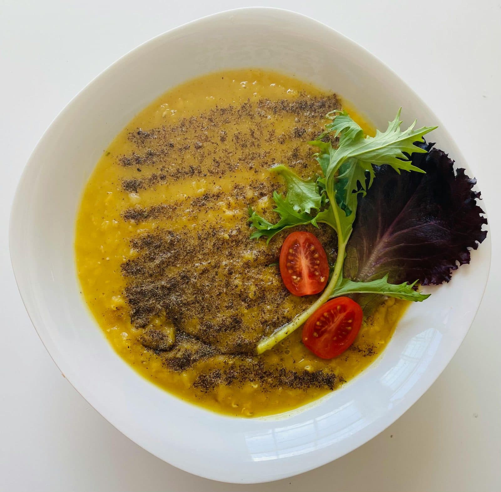 Lentil soup in a rustic bowl with herbs, plant-based protein and ballaststoff-reich