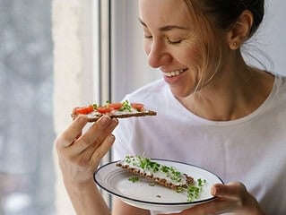 Veganer Aufstrich auf Brot