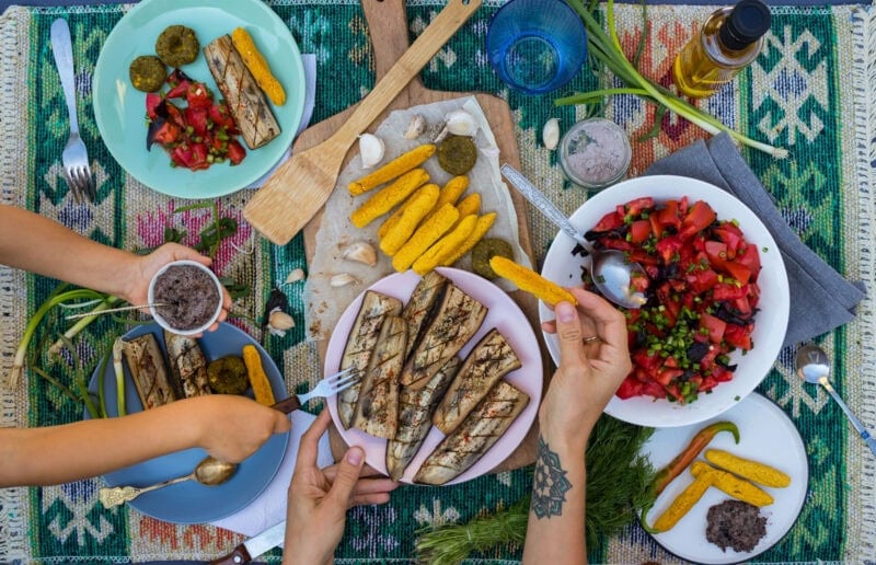 Vegan brunch grillen grosse auswahl auf dem tisch