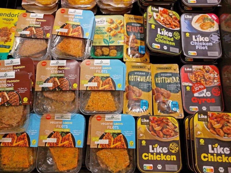 Vegane Fleischalternativen Greenforce und LikeMeat im Regal