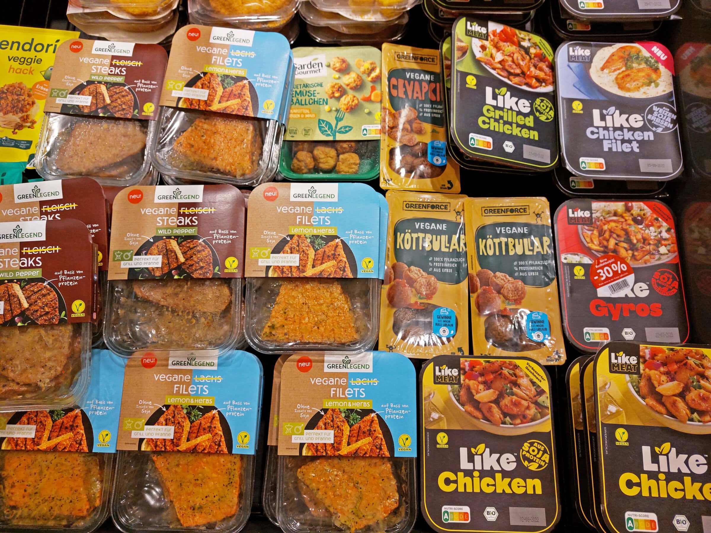 Vegane Fleischalternativen Greenforce und LikeMeat im Regal