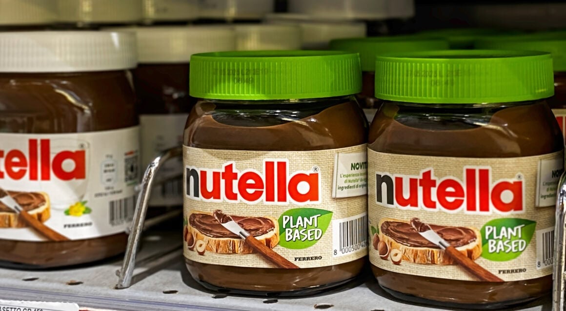 Nutella Plant-Based Gläser im Supermarktregal in Italien