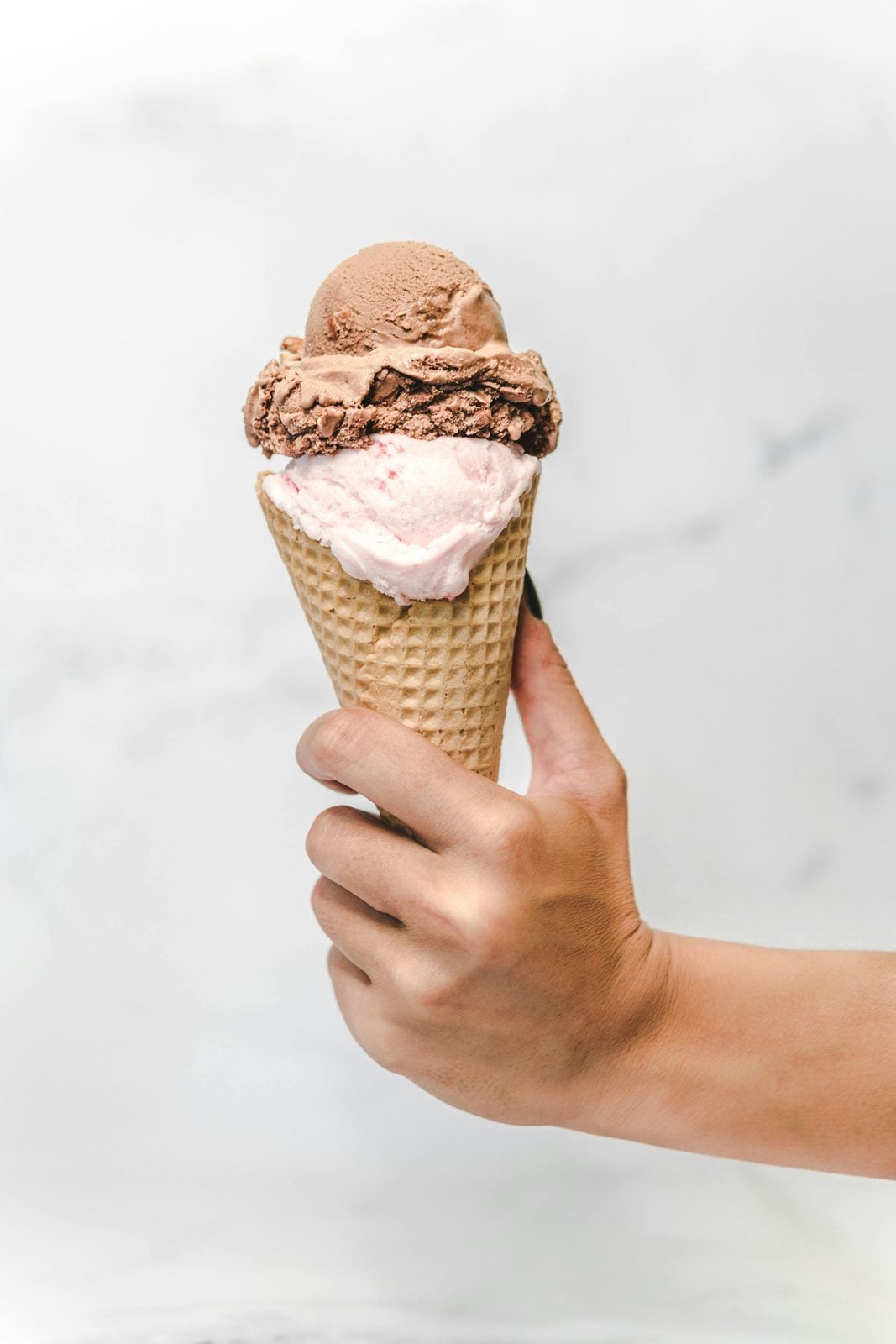 Verschiedene vegane Eissorten in Bechern in einem Gefrierfach, Sortiments-Übersicht