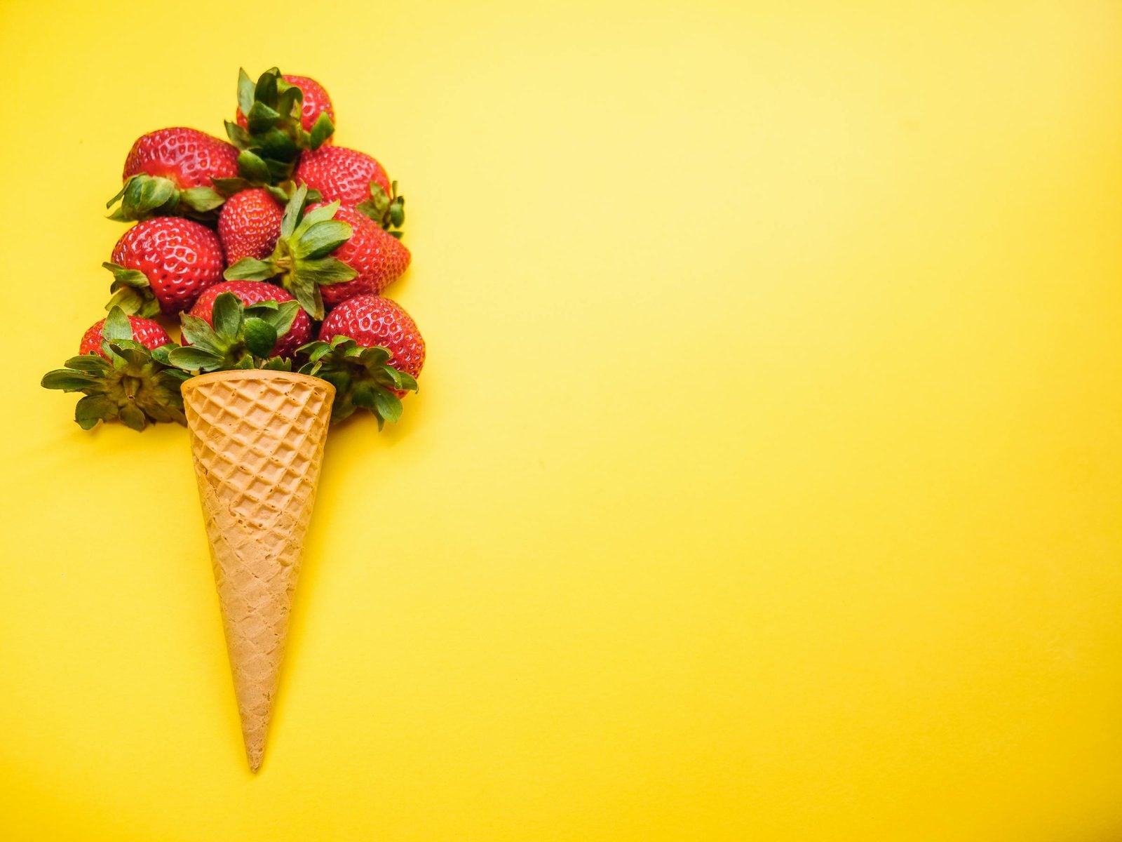 Selbstgemachte vegane Eiscreme aus Bananen und Beeren im Mixer-Glas