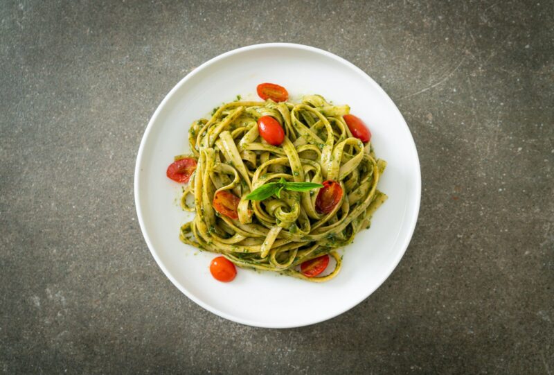 Vegane Spaghetti mit Pesto-Sauce und frischen Tomaten