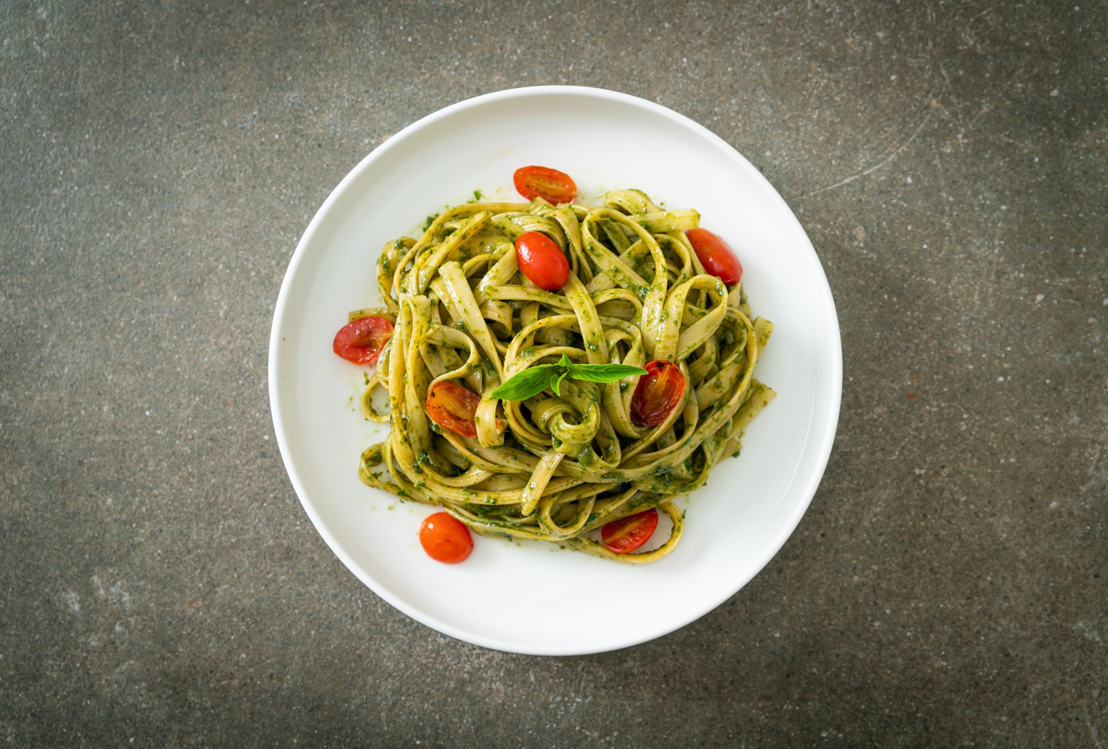 Vegane Spaghetti Pasta mit Pesto-Sauce und frischen Tomaten, plant-based italienisch