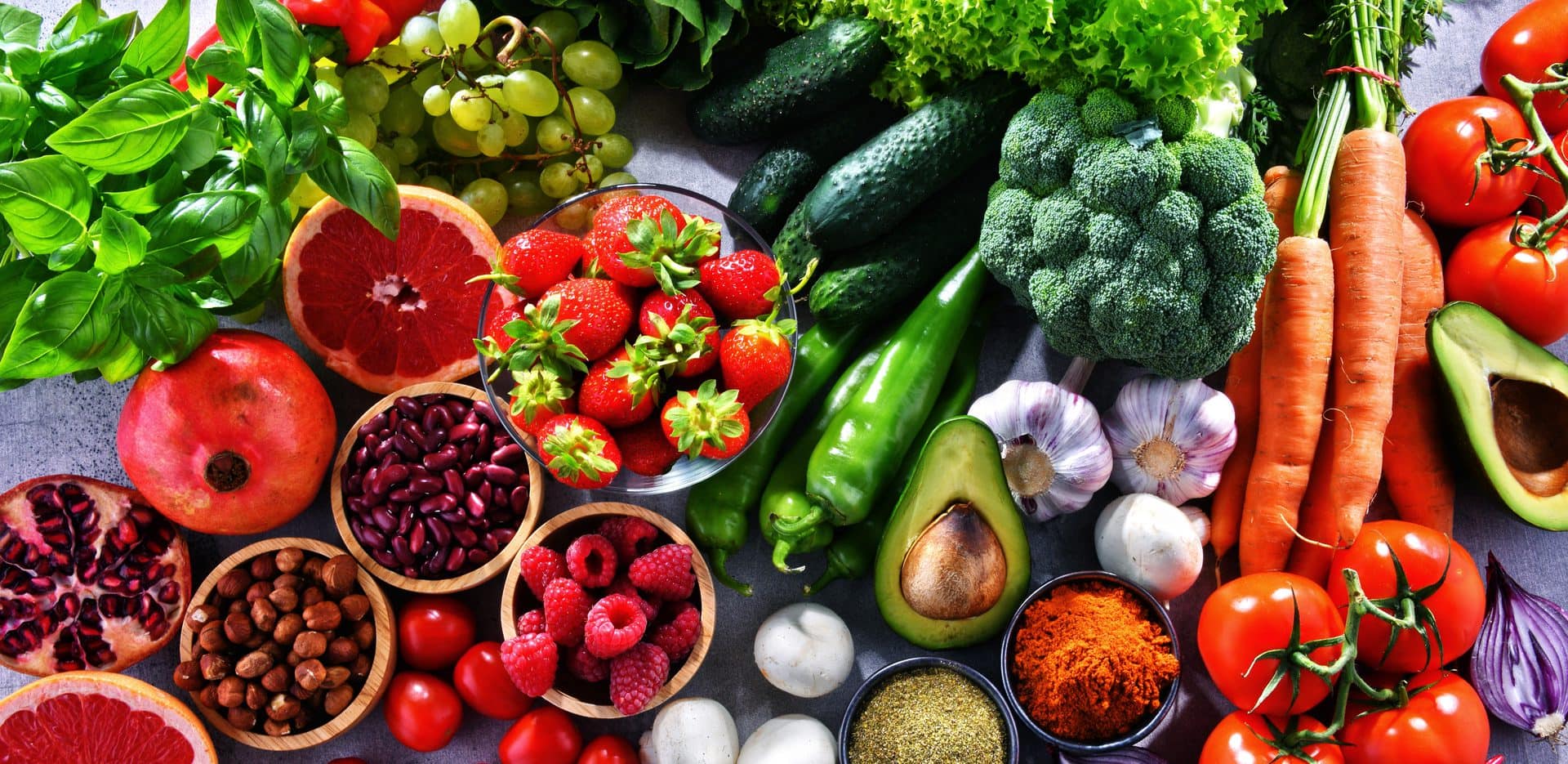 Komposition mit veganen Lebensmitteln: Gemüse, Obst, Hülsenfrüchte, Nüsse